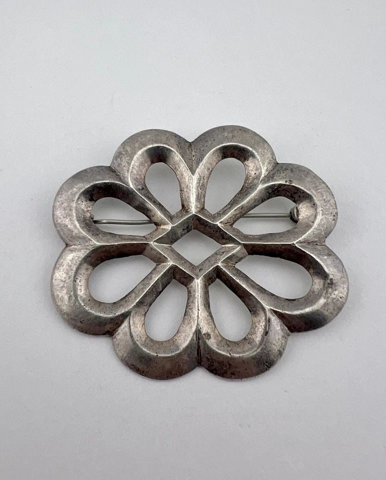 OLD 1940'S VTG NAVAJO SANDCAST STERLING SILVER OPENWORK PIN BROOCH 2 1/8": OLD 1940's Vtg Navajo Sandcast Sterling Silver Openwork Pin Brooch 2 1/8" Size: Just Under 2" Tall & 2 1/8" Wide Metal: Sterling Silver Weight is 20.0 Grams on my scale Can Be Worn As a Pin/ Brooch In