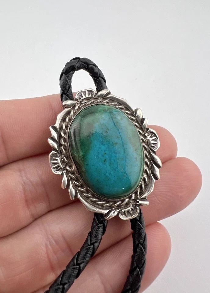 VINTAGE BILLIE EAGLE NAVAJO STERLING SILVER CHRYSOCOLLA STAMPED BOLO TIE 1.5": Vintage Billie Eagle Navajo Sterling Silver Chrysocolla Stamped Bolo Tie 1.5" Size: 1 1/2" Tall by 1 1/4" Wide Weight is 31.5 Grams on my scale Metal: Sterling Silver Amazing Natural High Grade Chryso