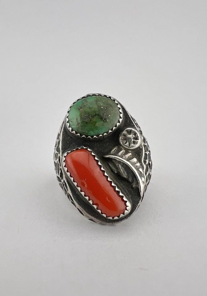 VTG NAVAJO STERLING SILVER GREEN TURQUOISE CORAL NUGGET STAMPED MEN'S RING 13.2G: Vtg Navajo Sterling Silver Green Turquoise Coral Nugget Stamped Men's Ring 13.2g Ring Size: 9.5 - Can Be Re Sized Weight is 13.2 Grams on my scale Metal: Sterling Silver Ring is 1" Tall In the Center 