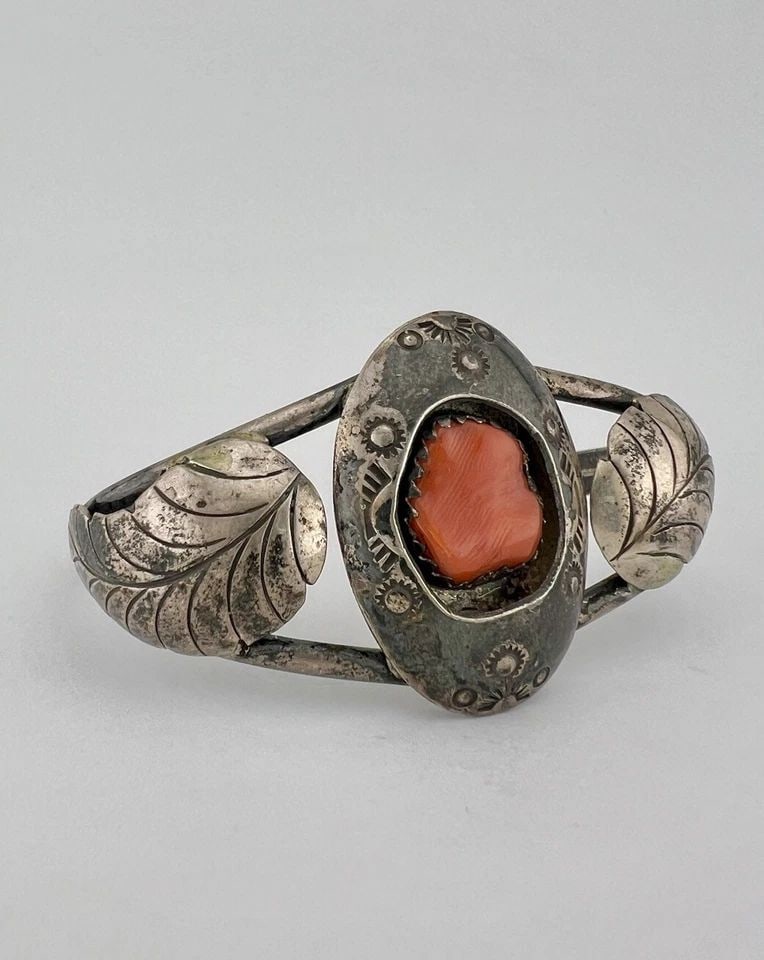 VTG NAVAJO STERLING SILVER RED CORAL SHADOWBOX STAMPED WOMEN'S CUFF BRACELET: VTG NAVAJO STERLING SILVER RED CORAL SHADOWBOX STAMPED WOMEN'S CUFF BRACELET Vtg Navajo Sterling Silver Red Coral Shadowbox Stamped Women's Cuff Bracelet Cuff is 5" tip to Tip and has a 1 1/4" Adjusta