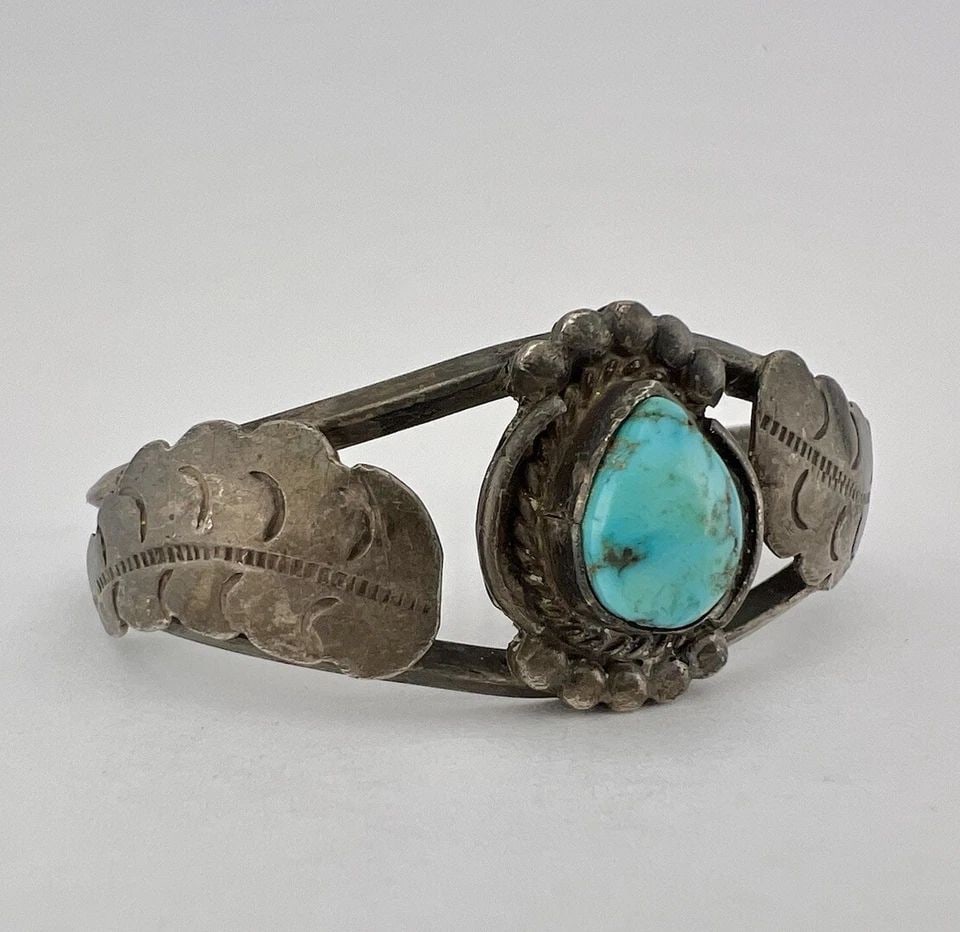 VTG NAVAJO STERLING SILVER NATURAL TURQUOISE STAMPED LEAF FEATHER CUFF BRACELET: VTG NAVAJO STERLING SILVER NATURAL TURQUOISE STAMPED LEAF FEATHER CUFF BRACELET Vtg Navajo Sterling Silver Natural Turquoise Stamped Leaf Feather Cuff Bracelet Cuff is 5 1/4" tip to Tip and has a 1 1/