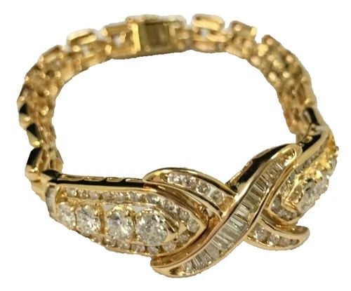 14K YELLOW GOLD RING SIZE 5.75 WITH DIAMONDS: 14K YELLOW GOLD RING SIZE 5.75 WITH DIAMONDS 14K YELLOW GOLD RING SIZE 5.75 WITH DIAMONDS This 14K yellow gold ring is a stunning piece of fine jewelry that will make a great addition to your collecti