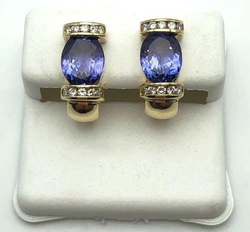 14KT YELLOW GOLD, AMETHYST & DIAMOND RING SIZE 7.5: 14KT YELLOW GOLD, AMETHYST & DIAMOND RING SIZE 7.5 14KT YELLOW GOLD, AMETHYST & DIAMOND RING SIZE 7.5 This stunning 14KT yellow gold ring is the perfect addition to any fine jewelry collection. The be
