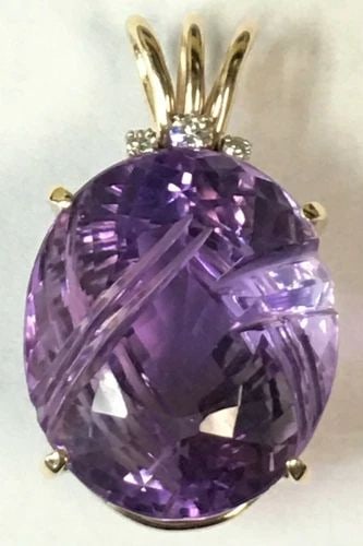 LAVENDER JADE PENDANT 14K YELLOW GOLD: LAVENDER JADE PENDANT 14K YELLOW GOLD LAVENDER JADE PENDANT 14K YELLOW GOLD Crafted with a delicate touch, this pendant showcases the serene beauty of lavender jadeite, set in the warm embrace of 14k 