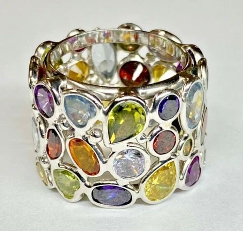 STERLING SILVER RING WITH COLORLESS STONES SIZE 8: STERLING SILVER RING WITH COLORLESS STONES SIZE 8 This product is a size 8 sterling silver ring featuring colorless stones. The metal purity is 925, ensuring high quality and durability. The ring is p