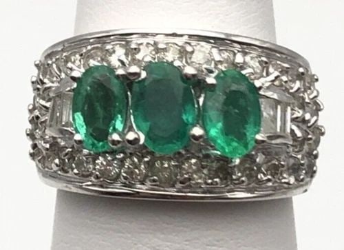 STERLING SILVER RING WITH TURQUOISE STONE SIZE 7: STERLING SILVER RING WITH TURQUOISE STONE SIZE 7 This sterling silver ring with a turquoise stone is a beautiful piece of fine jewelry. The ring is size 7 and features a vibrant blue turquoise stone s