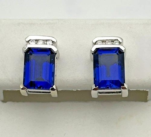 FILIGREE ISRAELI MID CENTURY CLIP EARRINGS WITH GREEN GLASS 3D ANTIQUE PYRAMID (1 of 2)