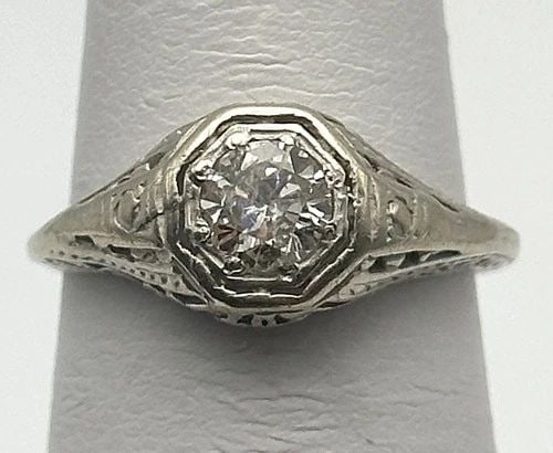 STERLING SILVER SIZE 7 RING WITH YELLOW CENTER STONE & COLORLESS SIDE STONES: STERLING SILVER SIZE 7 RING WITH YELLOW CENTER STONE & COLORLESS SIDE STONES This product is a sterling silver size 7 ring with a yellow center stone and colorless side stones. The metal purity is 925