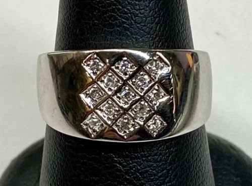 STERLING SILVER DOUBLE CIRCLE RING WITH COLORLESS STONES SIZE 7.25: STERLING SILVER DOUBLE CIRCLE RING WITH COLORLESS STONES SIZE 7.25 STERLING SILVER DOUBLE CIRCLE RING WITH COLORLESS STONES SIZE 7.25 This Sterling Silver Double Circle Ring with Colorless Stones in