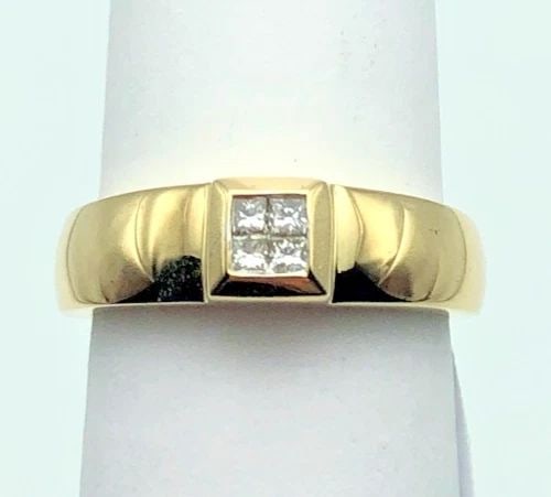 TURQUOISE AND STERLING SILVER SPEAR EARRINGS 2.6 GRAMS: TURQUOISE AND STERLING SILVER SPEAR EARRINGS 2.6 GRAMS These Turquoise and Sterling Silver Spear Earrings are a beautiful and unique piece of jewelry. The earrings feature a vibrant blue turquoise sto