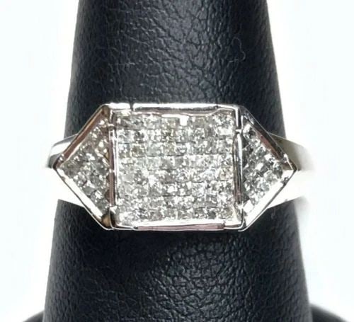 STERLING SILVER & COLORLESS STONE RING SIZE 7: STERLING SILVER & COLORLESS STONE RING SIZE 7 STERLING SILVER & COLORLESS STONE RING SIZE 7 This elegant ring is made of high-quality 925 sterling silver and features a beautiful colorless stone. The 