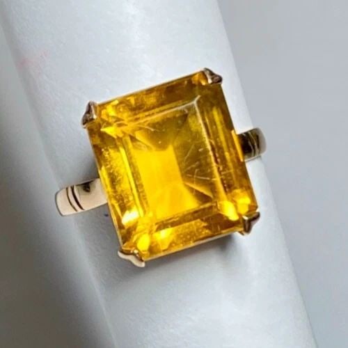 STERLING SILVER & 7 COLORLESS STONE RING SIZE 7.25: STERLING SILVER & 7 COLORLESS STONE RING SIZE 7.25 This product is a sterling silver ring with a size of 7.25 and featuring a main stone in a colorless, white hue. The ring is crafted with 925 sterlin