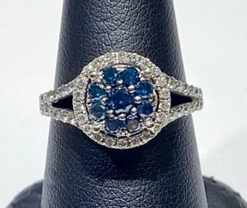 STERLING SILVER & COLORLESS STONE RING SIZE 6.25: STERLING SILVER & COLORLESS STONE RING SIZE 6.25 Add a touch of elegance to your collection with this stunning sterling silver ring. The ring is adorned with a beautiful colorless stone that adds a ti