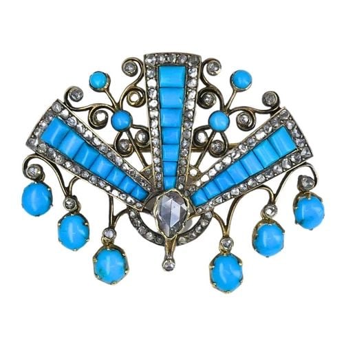 VICTORIAN BROOCH GOLD TURQUOISE DIAMOND ANTIQUE PIN ESTATE JEWELRY: Victorian 18 karat Yellow Gold Diamond Turquoise Brooch A charming Victorian brooch, crafted in 18k gold, featuring turquoise and diamond. The brooch’s fan-like shape is adorned with a combination o