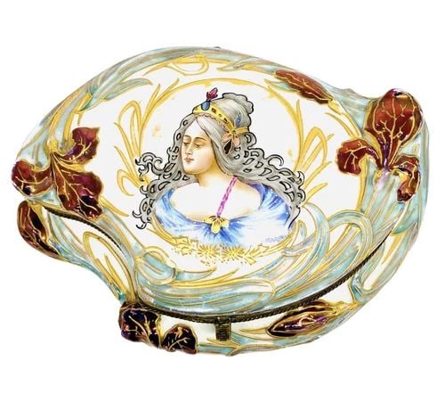 1844S VICTORIAN SEVRES PORCELAIN AND BRONZE FRENCH DECORATIVE JEWELRY BOX: 1844S VICTORIAN SEVRES PORCELAIN AND BRONZE FRENCH DECORATIVE JEWELRY BOX 1844S VICTORIAN SEVRES PORCELAIN AND BRONZE FRENCH DECORATIVE JEWELRY BOX Circa 1844 Porcelain w/ bronze detail Hand painted i
