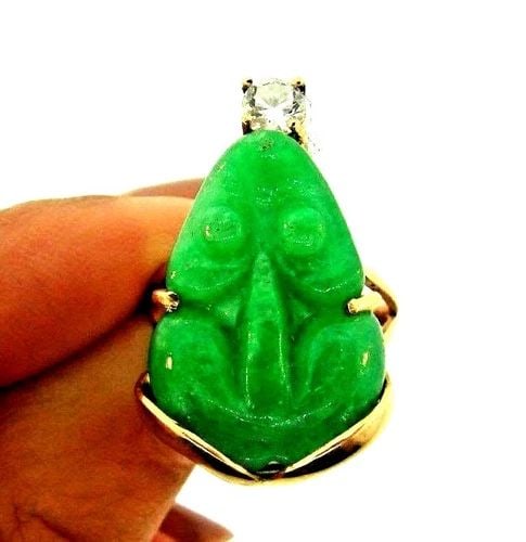 COOL 16K YELLOW GOLD, JADE & WHITE SAPPHIRE RING: COOL 16K YELLOW GOLD, JADE & WHITE SAPPHIRE RING 16k Yellow Gold, Jade & Diamond Ring This is a must for a collector. The weight is 6.3 grams. The height is 1 inch. The length is 5/8 of an inch. The w