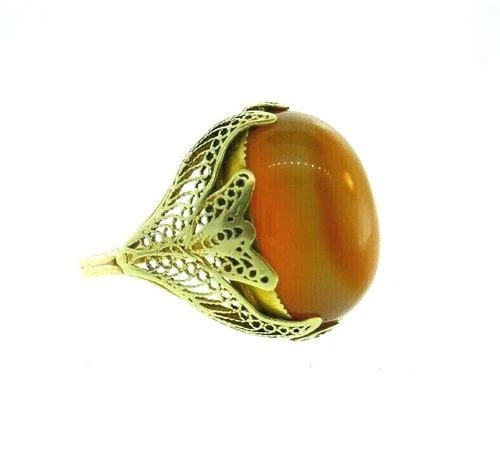 ANTIQUE 14K YELLOW GOLD & AGATE RING CIRCA 1900S: ANTIQUE 14K YELLOW GOLD & AGATE RING CIRCA 1900S Antique 14k Yellow Gold & Agate Ring Circa 1900s This is a must for a collector. The weight is 8.53 grams. The height is 7/8 of an inch. The width of b
