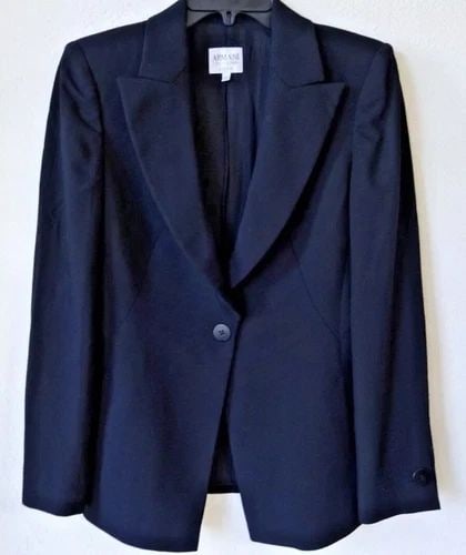 ARMANI COLLEZIONI BLACK BLAZER SIZE 6: ARMANI COLLEZIONI BLACK BLAZER SIZE 6 ARMANI COLLEZIONI BLACK BLAZER SIZE 6 This is a must for a collector!