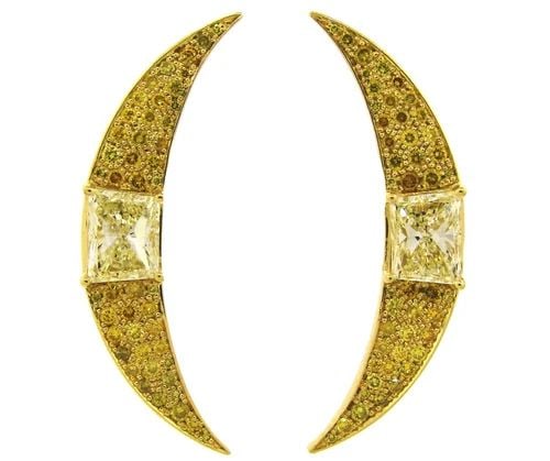 VINTAGE YELLOW DIAMOND GOLD CRESCHENT EARRINGS 1980S: VINTAGE YELLOW DIAMOND GOLD CRESCHENT EARRINGS 1980S Fancy Yellow Diamond Gold Earrings A pair of gorgeous crescent earrings. Made of 17 karat (tested) yellow gold, the earrings feature two trapezoid 