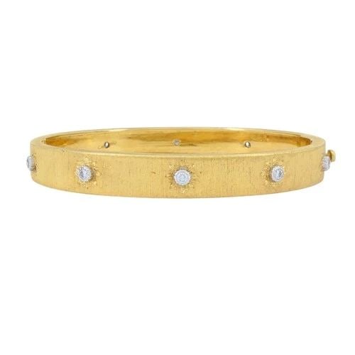 VINTAGE BUCCELLATI 18K GOLD DIAMOND BANGLE BRACELET: VINTAGE BUCCELLATI 18K GOLD DIAMOND BANGLE BRACELET This elegant vintage Buccellati bangle bracelet embodies the house’s signature artistry and timeless sophistication. Handcrafted in 18k yellow gol
