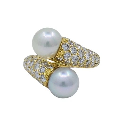 VAN CLEEF & ARPELS TOI ET MOI 18K GOLD PEARL DIAMOND RING: VAN CLEEF & ARPELS TOI ET MOI 18K GOLD PEARL DIAMOND RING DESIGNER: Van Cleef & Arpels CIRCA: Late 20th Century MATERIALS: 18k Yellow Gold GEMSTONE: Pearl, Round Brilliant Cut Diamond WEIGHT: 7.3 Gram