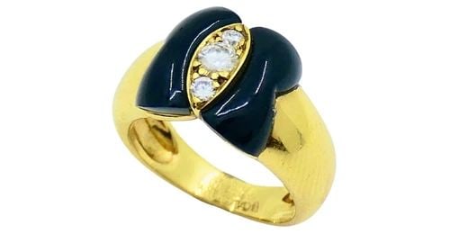 VAN CLEEF & ARPELS ONYX RING DIAMOND PAPILLON RING: VAN CLEEF & ARPELS ONYX RING DIAMOND PAPILLON RING DESIGNER: Van Cleef & Arpels CIRCA: Late 20th Century MATERIALS: 18k Yellow Gold GEMSTONE: Onyx, Round Brilliant Cut Diamond WEIGHT: 7.1 grams RING S
