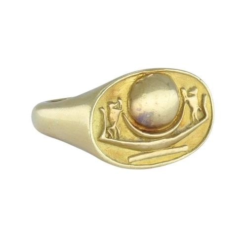 VINTAGE 1978 EGYPTIAN REVIVAL 18K GOLD SIGNET RING: VINTAGE 1978 EGYPTIAN REVIVAL 18K GOLD SIGNET RING KL NOOO 18k yellow gold figural signet ring, dated 1978, designed with a broad oval face and a raised central motif. The face features two monkey fig