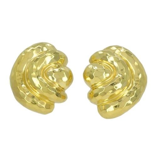 VINTAGE HENRY DUNAY 18K GOLD HAMMERED SHELL MOTIF CLIP EARRINGS: VINTAGE HENRY DUNAY 18K GOLD HAMMERED SHELL MOTIF CLIP EARRINGS KL AGTT These vintage Henry Dunay earrings are crafted in 18k yellow gold and feature a sculptural shell motif with a rounded folded fan