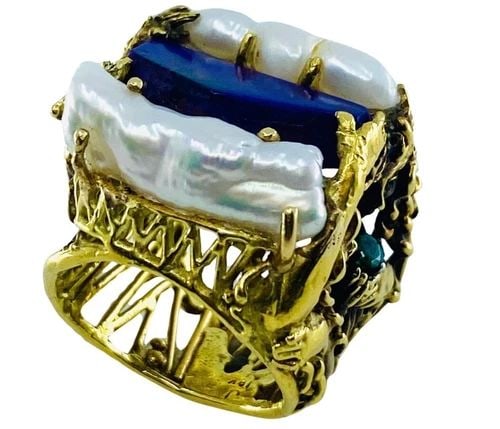 WHIMSICAL ARTISAN RING PEARL GEMSTONES 18K GOLD: WHIMSICAL ARTISAN RING PEARL GEMSTONES 18K GOLD CIRCA: 1970’s MATERIALS: 18k Yellow Gold GEMSTONE:Pearl, Lapis, Emerald WEIGHT: 20.8 grams MEASUREMENTS: 7/8" x 7/8" RING SIZE: 6 HALLMARKS: 18K A uni
