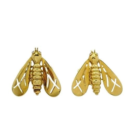 CHAUMET 18K GOLD DIAMOND BEE EARRINGS: CHAUMET 18K GOLD DIAMOND BEE EARRINGS DESIGNER: Chaumet CIRCA: 1980’s MATERIALS: 18k Gold GEMSTONE: Diamond WEIGHT: 6.6 Grams MEASUREMENTS: 3/4" x 11/16" HALLMARKS: Chaumet, 750 ITEM DETAILS: Chaume
