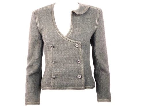 VINTAGE CHANEL BLACK TWEED BLAZE JACKET SIZE 38: VINTAGE CHANEL BLACK TWEED BLAZE JACKET SIZE 38 VINTAGE CHANEL BLACK TWEED BLAZE JACKET SIZE 38 Size 38 Featuring half collar detail on the left side V- neck Front six buttons closure Black Swarovski 