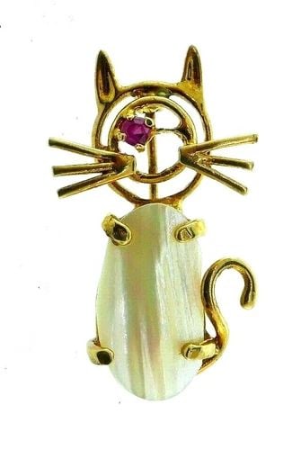 RETRO 14K YELLOW GOLD, MOTHER OF PEARL & RUBY CAT PIN: RETRO 14K YELLOW GOLD, MOTHER OF PEARL & RUBY CAT PIN Retro 14k Yellow Gold, Mother of Pearl & Ruby Cat Pin Circa 1950s This is a must for a collector. The 3.05 grams. The length is 5/8 of an inch. Th