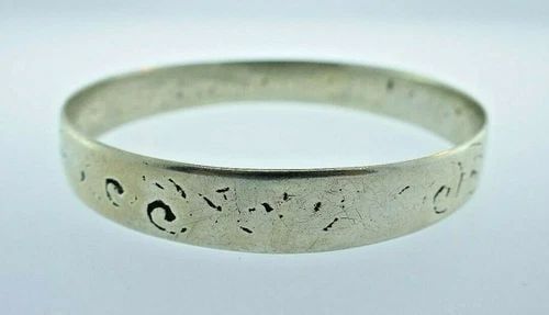TRENDY STERLING SILVER BANGLE BRACELET: TRENDY STERLING SILVER BANGLE BRACELET Sterling Silver Bangle Bracelet This is a must for a collector. The weight is 20.6 grams. The length is 7 inches. The height is 3/8 of an inch.