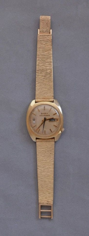 BULOVA ACCUQUARTZ MENS WATCH - 14 KARAT YELLOW GOLD CASE & 14K SOLID GOLD BAND: This vintage Bulova men's Accuquartz watch is working well. The watch is approximately 7.5" from end to end. The watch is approximately 1 1/2" x 1 3/8". This is a heavy band and watch. It weighs 74 gr
