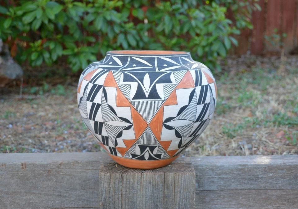 LARGE VINTAGE TRADITIONAL ACOMA POT - STEVENS FAMILY - 9" X 10.5" (1 of 2)