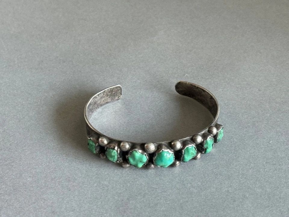 OLD PAWN NAVAJO STERLING SILVER AND CARVED TURQUOISE BRACELET. (1 of 2)