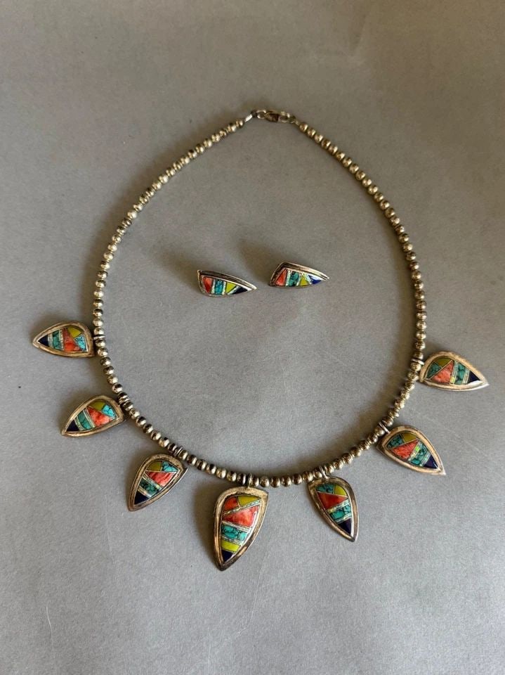 ZUNI STERLING SILVER W MULTI STONE INLAY NECKLACE AND EARRINGS SIGNED BH: ZUNI STERLING SILVER W MULTI STONE INLAY NECKLACE AND EARRINGS SIGNED BH Vintage Zuni Sterling Silver w Multi Stone Inlay Necklace and Earrings Signed BH 20 " Long ..Pendants 1 3/8" And 1 5/8 Center P