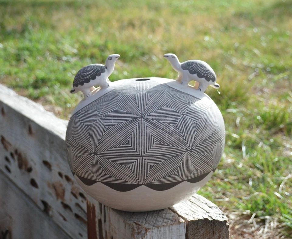 LARGE FINE LINE ACOMA SEED POT W. 2 TURTLE FIGURES HILDA ANTONIO - 8.25" X 8.5" (1 of 2)