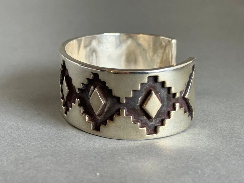 VINTAGE NAVAJO STERLING SILVER BRACELET. SIGNED JR. (1 of 2)