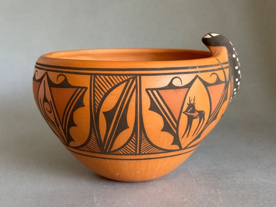 VINTAGE ZUNI PRISCILLA PEYNETSA POT 7" ACROSS WITH LIZARD .. (1 of 2)