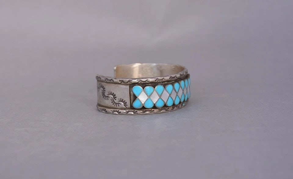 VTG ZUNI SILVER HANDSTAMPED BRACELET - TURQUOISE & WHITE SHELL INLAY - 6 5/8": VTG ZUNI SILVER HANDSTAMPED BRACELET - TURQUOISE & WHITE SHELL INLAY - 6 5/8" This vintage Zuni sterling silver bracelet has been beautifully crafted. It has a lovely design of alternating turquoise a