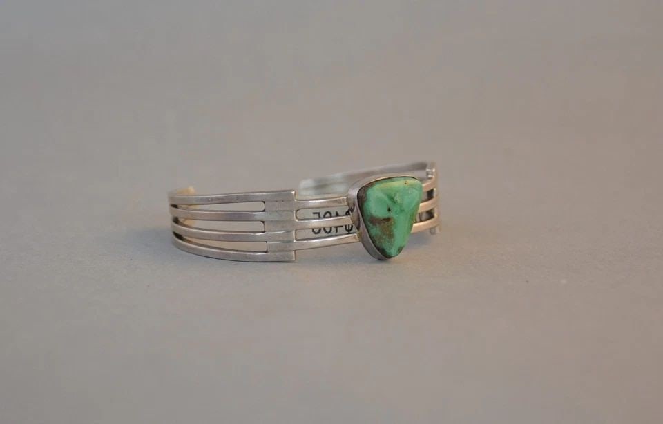NAVAJO STERLING SILVER BRACELET - UTAH VARISCITE STONE - W. TAGS - SIGNED: NAVAJO STERLING SILVER BRACELET - UTAH VARISCITE STONE - W. TAGS - SIGNED This Navajo sterling silver bracelet has been set with a beautiful variscite stone mined in Utah. The bracelet has been expert
