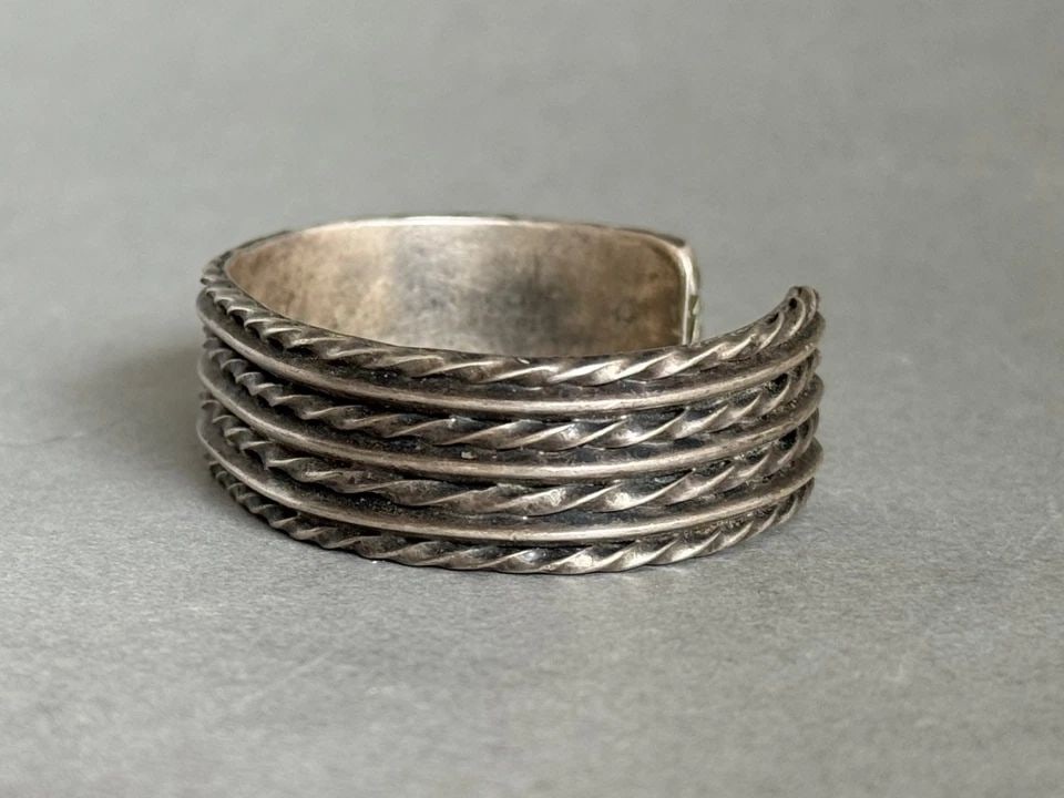 OLD PAWN NAVAJO STERLING SILVER BRACELET (1 of 2)