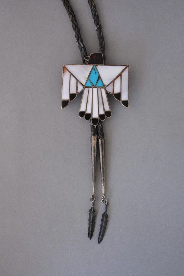 OLD VINTAGE ZUNI SILVER INLAY BOLO TIE - EAGLE W. FEATHER TIPS - SIGNED - 44.5": OLD VINTAGE ZUNI SILVER INLAY BOLO TIE - EAGLE W. FEATHER TIPS - SIGNED - 44.5" This stunning Zuni silver bolo tie has been beautifully inlaid with white shell, black jet and turquoise. The bolo measu