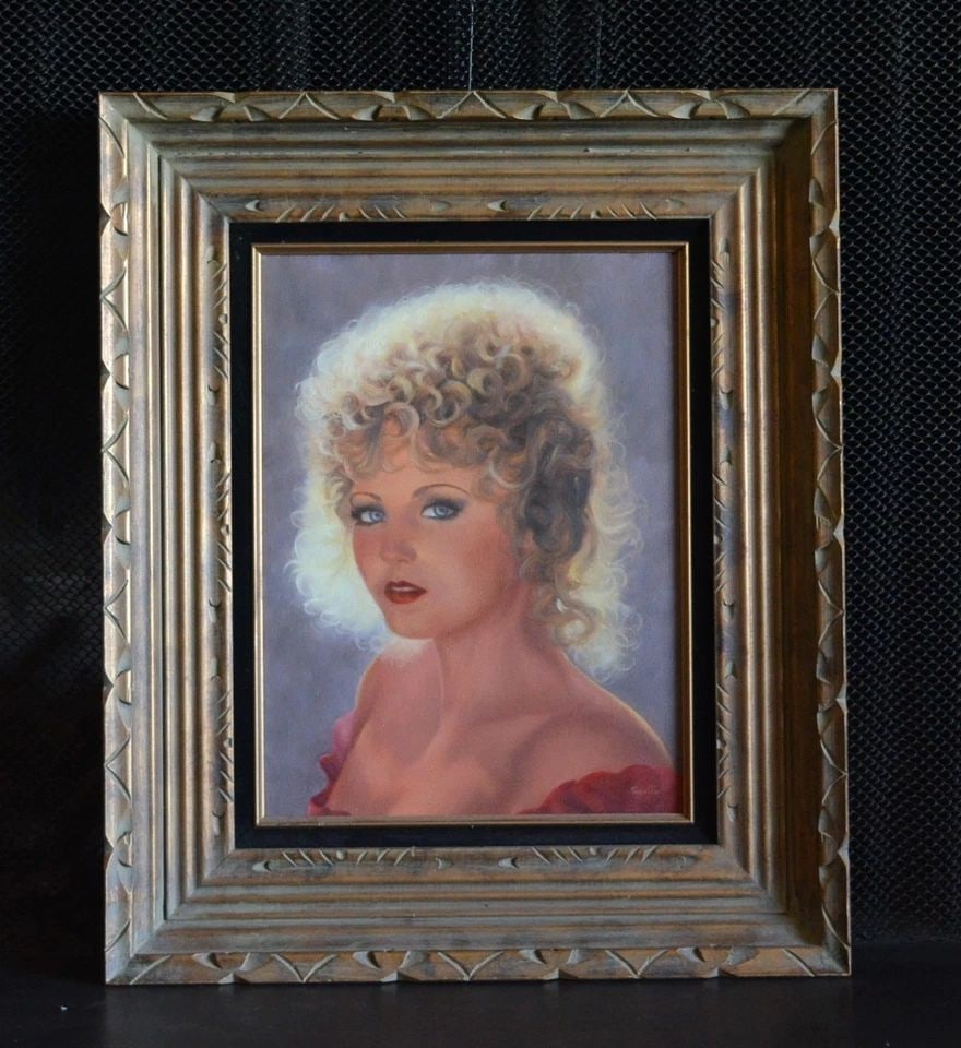 SARITA HUBER - OIL PAINTING PORTRAIT OF YOUNG WOMAN - FRAMED - N. DAKOTA ARTIST: SARITA HUBER - OIL PAINTING PORTRAIT OF YOUNG WOMAN - FRAMED - N. DAKOTA ARTIST This vintage oil painting portrait of a young woman was done by North Dakota artist Sarita Huber. It is oil on canvas an