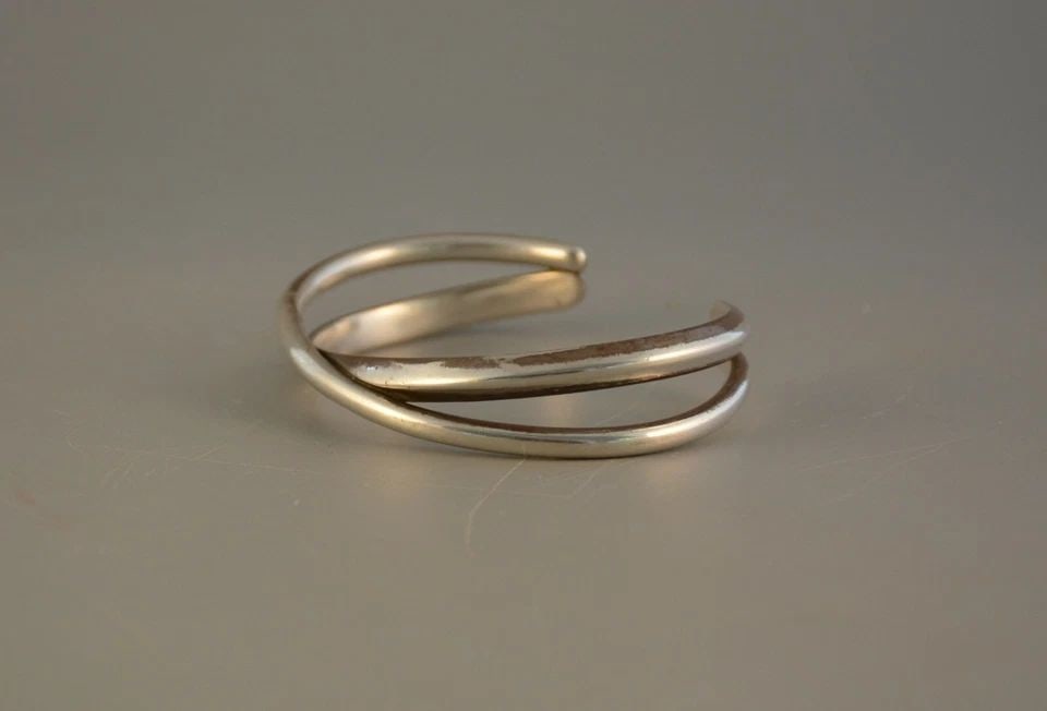 VINTAGE SOUTHWEST SILVER BRACELET CROSSED BANDS - EXCELLENT WORKMANSHIP! 7 1/4": VINTAGE SOUTHWEST SILVER BRACELET CROSSED BANDS - EXCELLENT WORKMANSHIP! 7 1/4" Item Description: This vintage sterling silver bracelet has been beautifully and finely crafted. The simple minimalist d