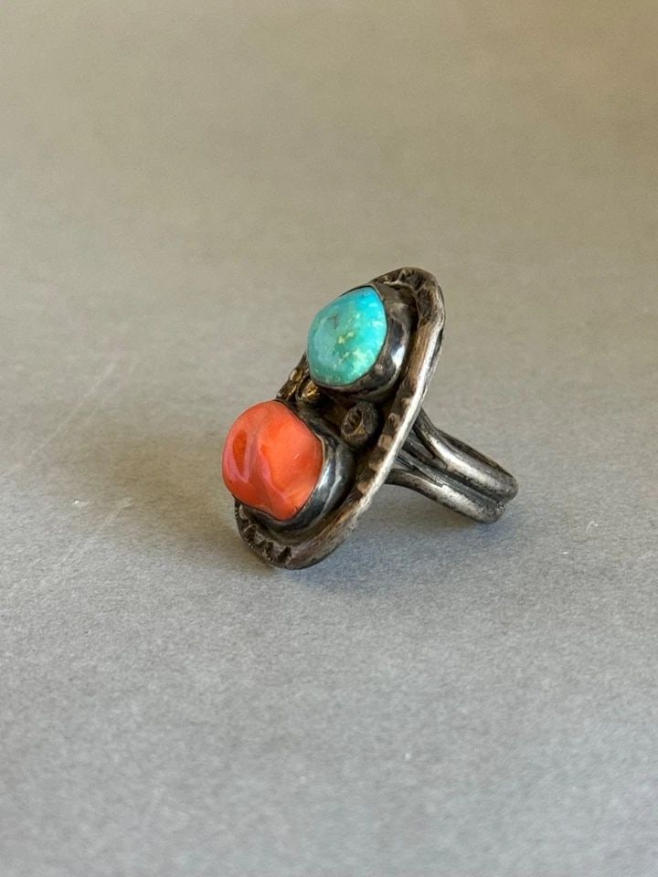 OLD PAWN NAVAJO STERLING SILVER WITH TURQUOISE AND CORAL LARGE RING. SIZE 10 (1 of 2)