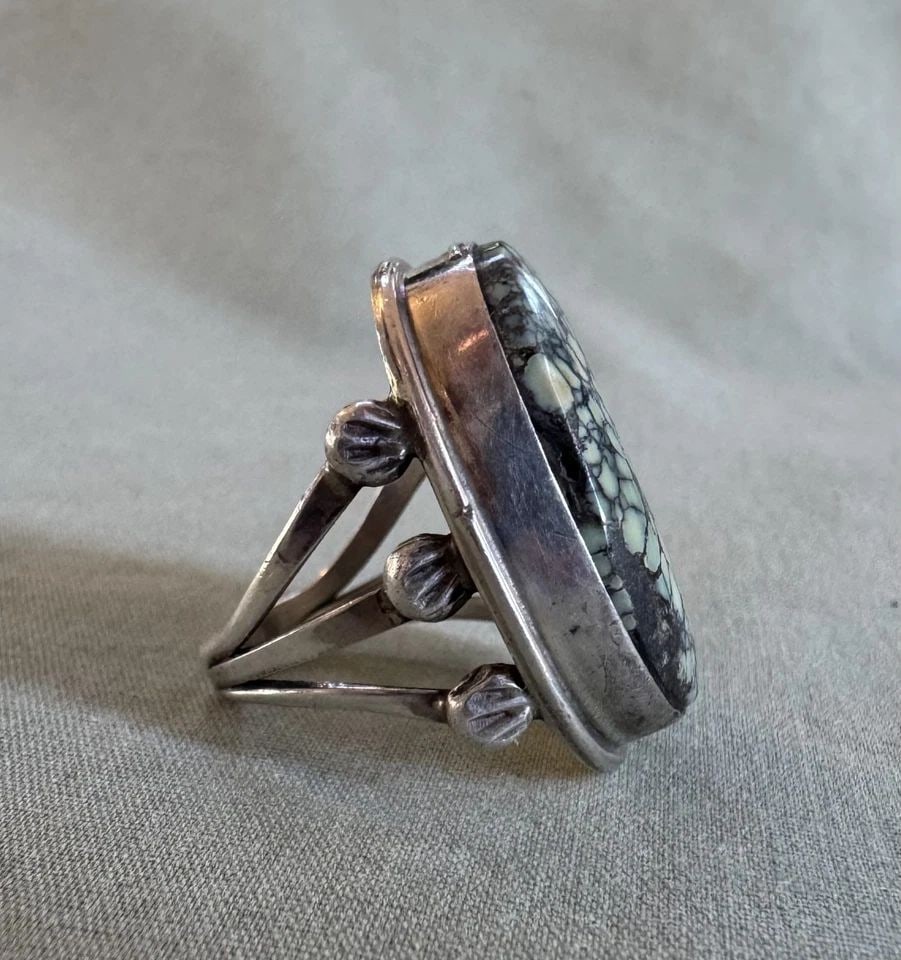 VINTAGE NAVAJO STERLING SILVER AND SPIDER WEB TURQUOISE RING SIGNED PM SIZE 6: VINTAGE NAVAJO STERLING SILVER AND SPIDER WEB TURQUOISE RING SIGNED PM SIZE 6 1" tall 11.8 Grams Ring Size 6 Signed PM Throughout the 40 years that I have been in business, I have purchased jewelry fr