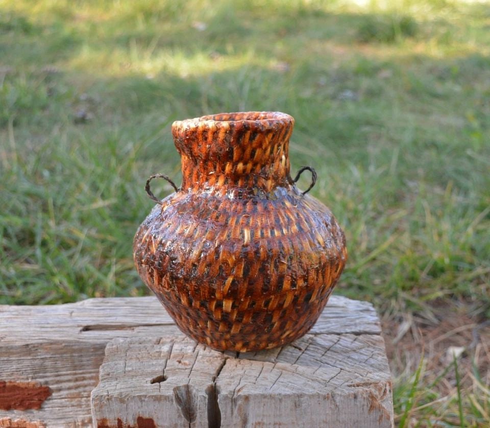 ETTA ROCK - AUTHENTIC NAVAJO INDIAN PINON PITCH POT OLLA BASKET - 6" TALL: ETTA ROCK - AUTHENTIC NAVAJO INDIAN PINON PITCH POT OLLA BASKET - 6" TALL This Pitch Pot basket has been crafted by Navajo basket maker Etta Rock. Etta is a traditional Navajo who doesn't speak much E