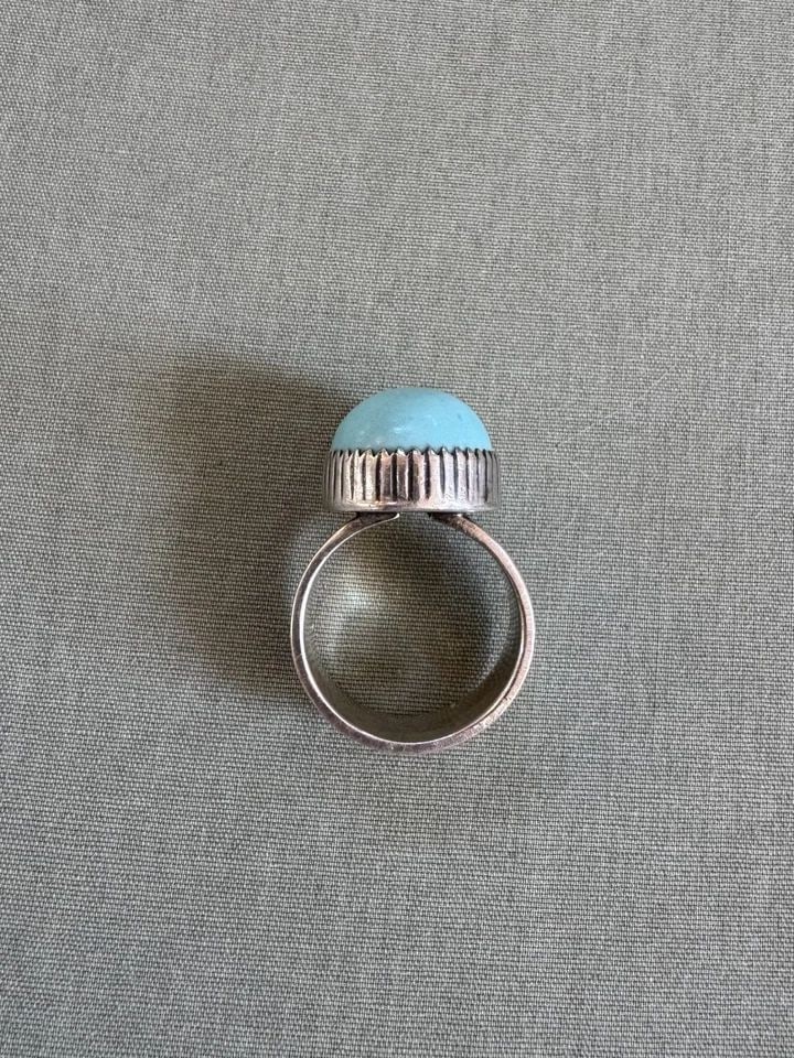 VINTAGE STERLING SILVER AND GREAT TURQUOISE RING SIZE 7 3/4 SIGNED B: VINTAGE STERLING SILVER AND GREAT TURQUOISE RING SIZE 7 3/4 SIGNED B 3/4 " Tall Signed B Size 7 3/4 11 Grams Throughout the 40 years that I have been in business, I have purchased jewelry from pawn sh